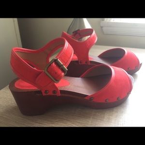 Qupid Red Clogs